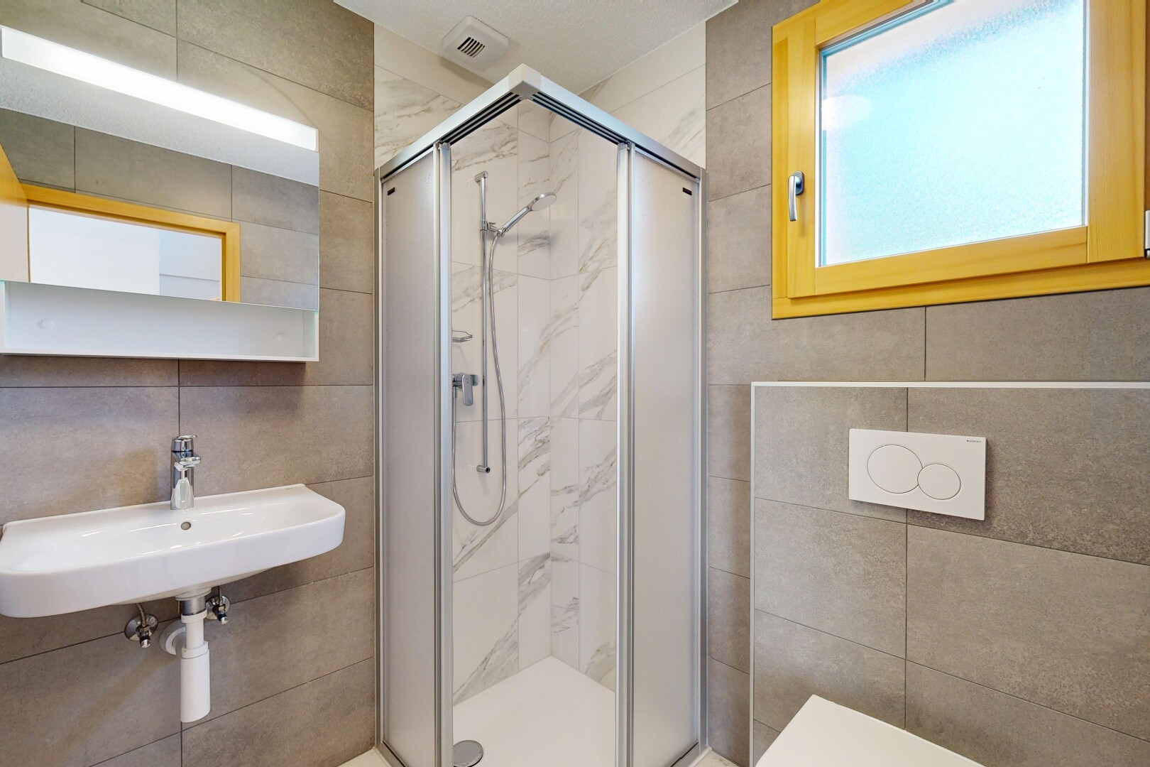 bad mit fliesenwand, tile wall, natürliches licht, natural light, und komplettes badezimmer