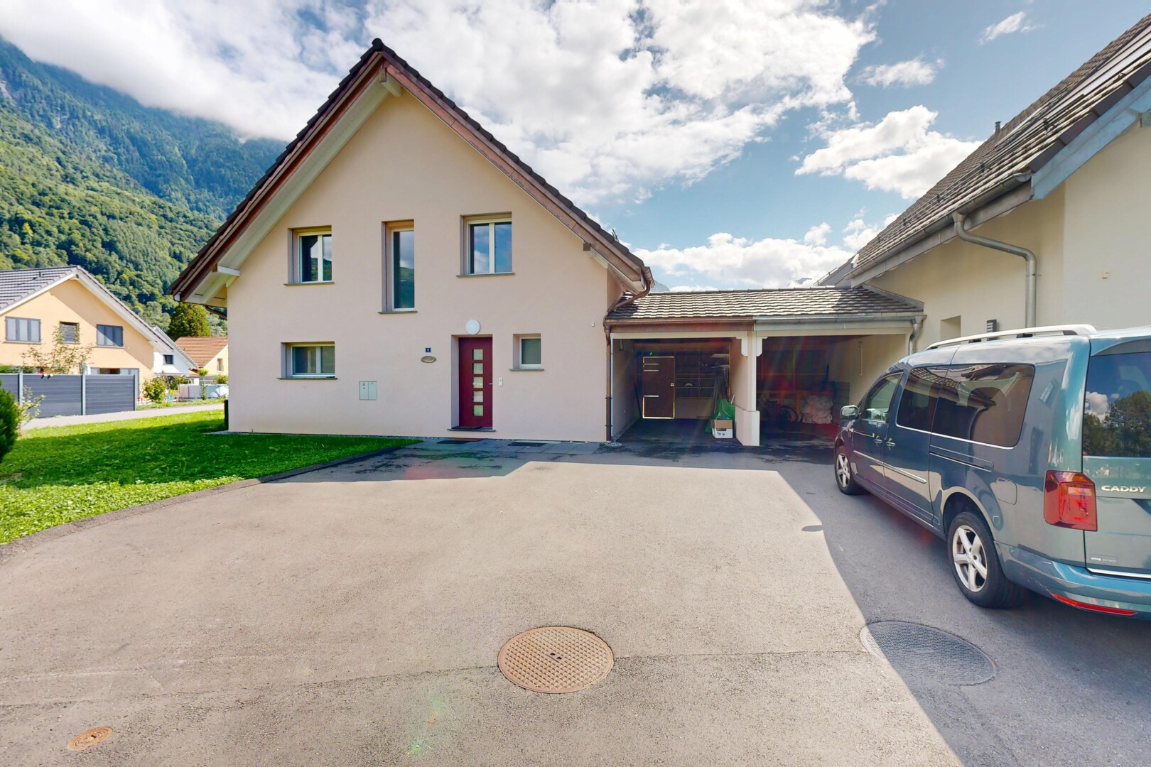 außenansicht mit auffahrt, stuckverkleidung, day time, property visible, und rasen