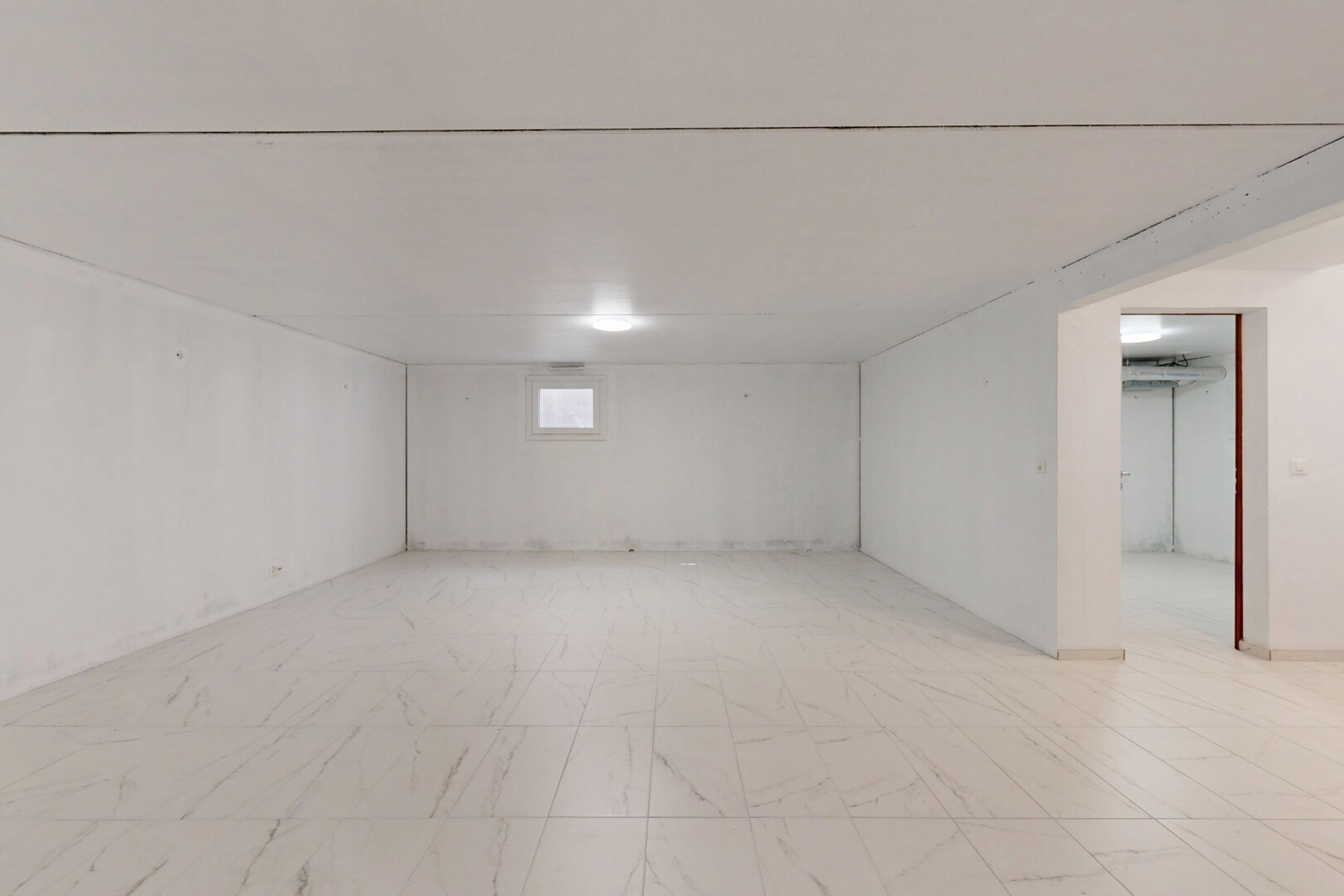 leerer raum mit niedrige decke, low ceiling, keller, inside property, und gipskartonwand