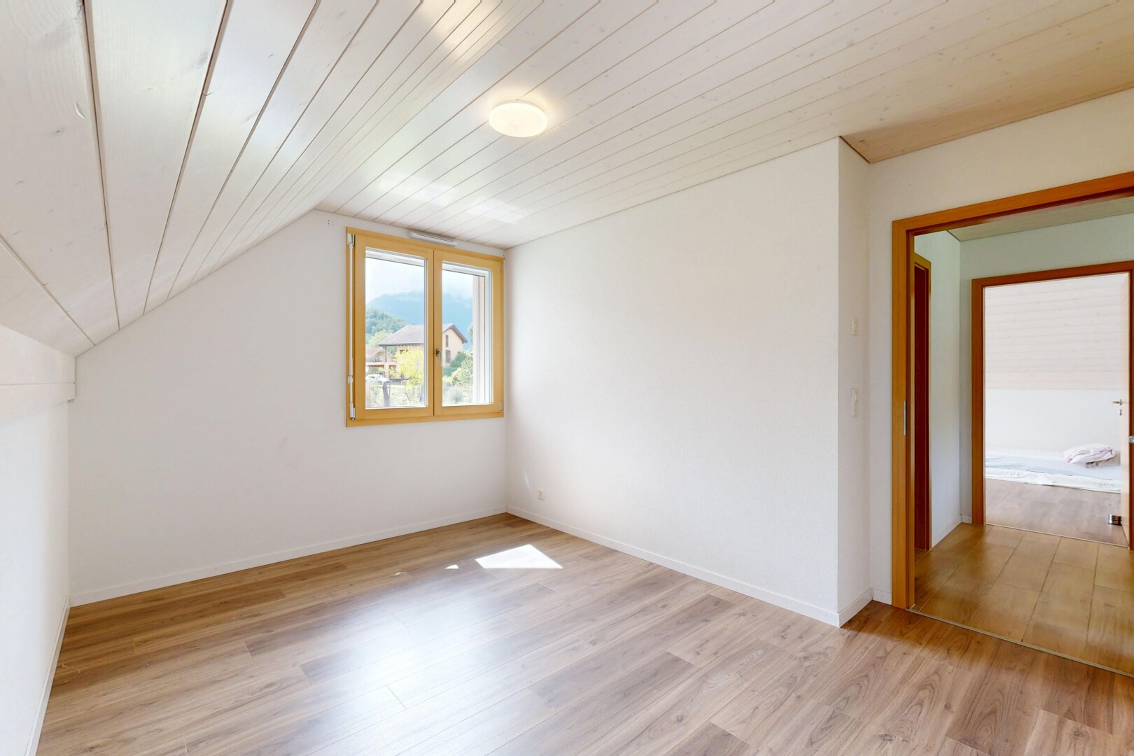 leerer raum mit natural light, natürliches licht, inside property, drywall, und gipskartonwand