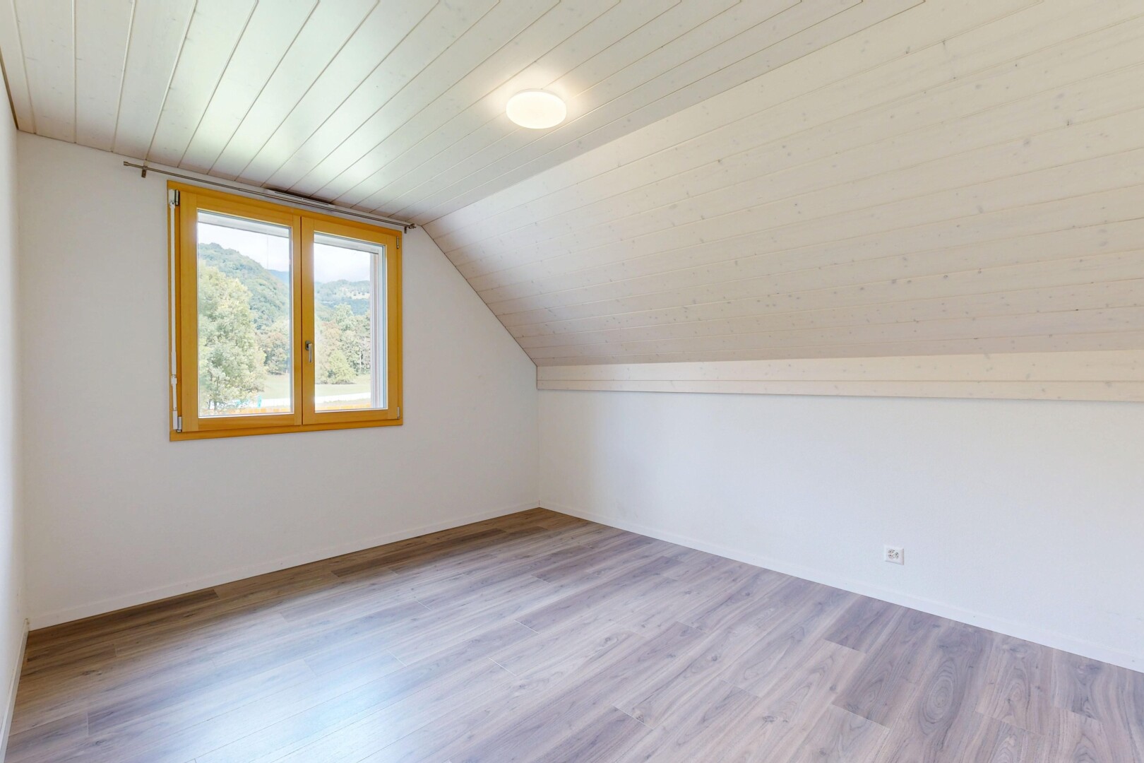 leerer raum mit natural light, natürliches licht, wood finish floor, holzfußboden, und inside property