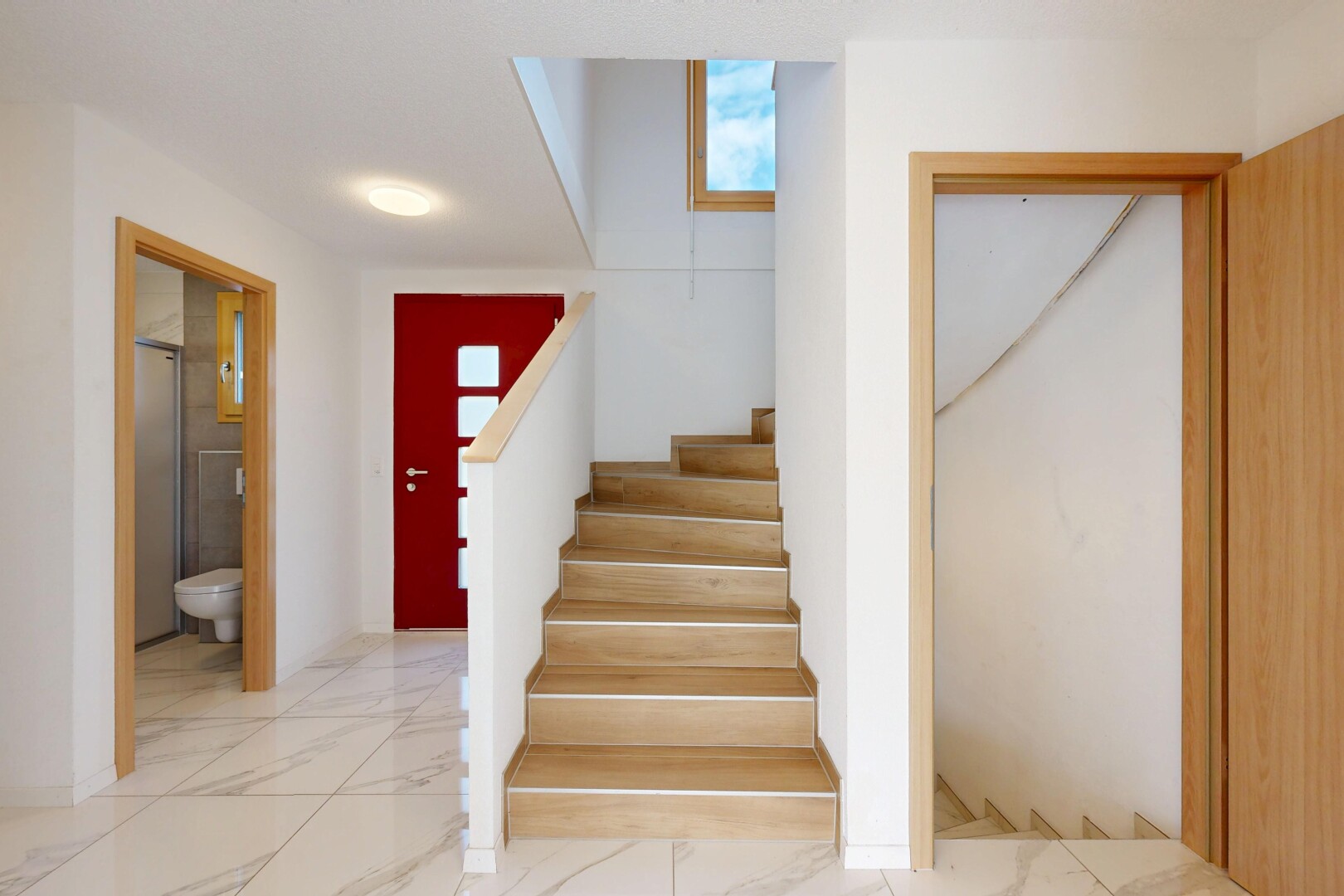 treppe mit gipskartonwand, drywall, marmorboden, marble finish floor, und inside property