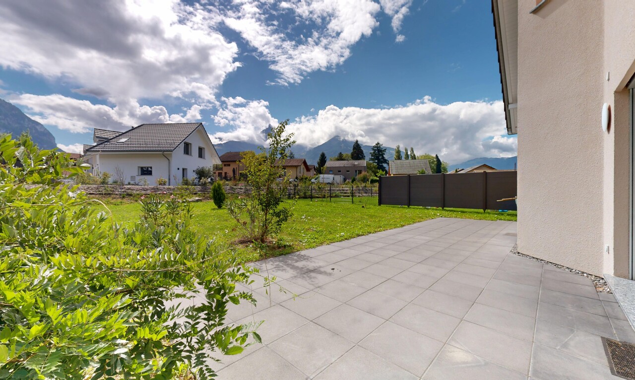 terrasse mit terrasse, zaun, rasen, und day time
