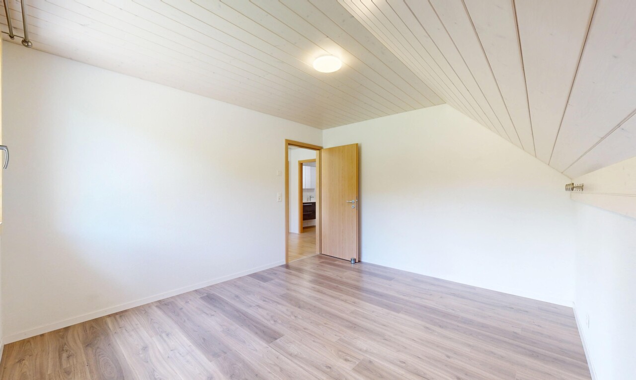 leerer raum mit holzfußboden, wood finish floor, inside property, gipskartonwand, und drywall