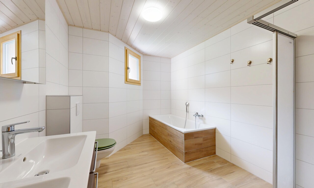 bad mit komplettes badezimmer, bad, fliesenwand, tile wall, und waschbecken