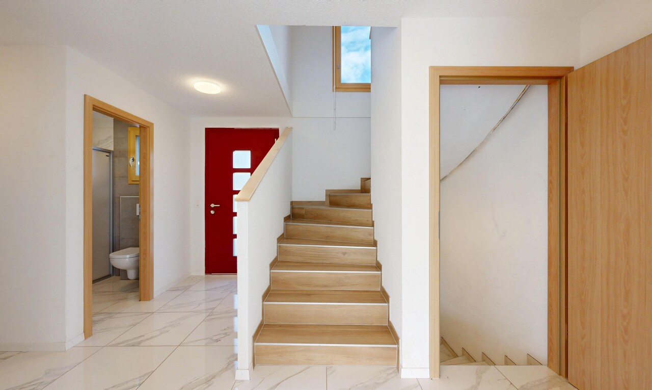 treppe mit gipskartonwand, drywall, marmorboden, marble finish floor, und inside property