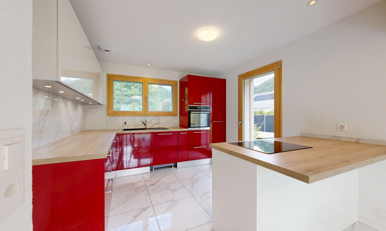 küche mit rote schränke, marmorboden, marble finish floor, küchenrückwand beim herd, und küchenrückwand beim Herd