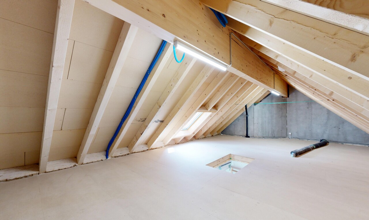 leerer raum mit inside property, low ceiling, niedrige decke, vaulted ceiling, und dachschräge