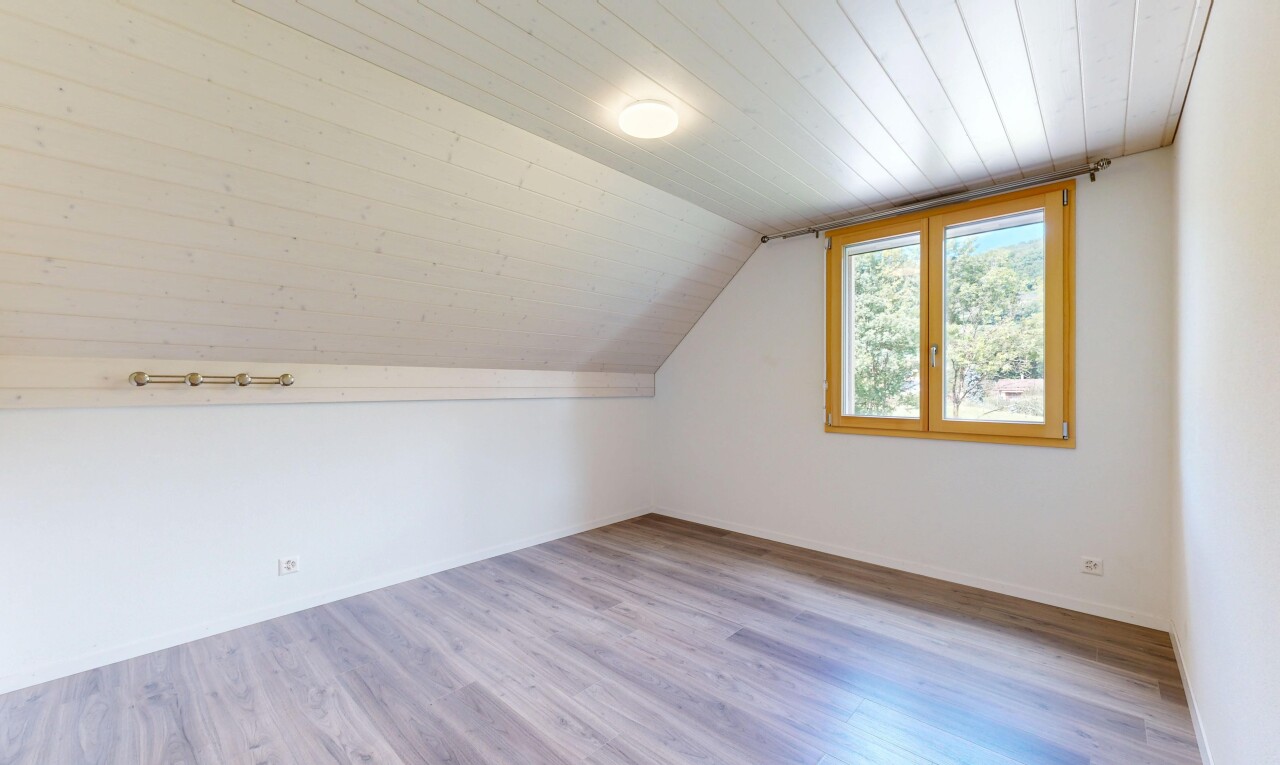 leerer raum mit holzfußboden, wood finish floor, natürliches licht, natural light, und inside property