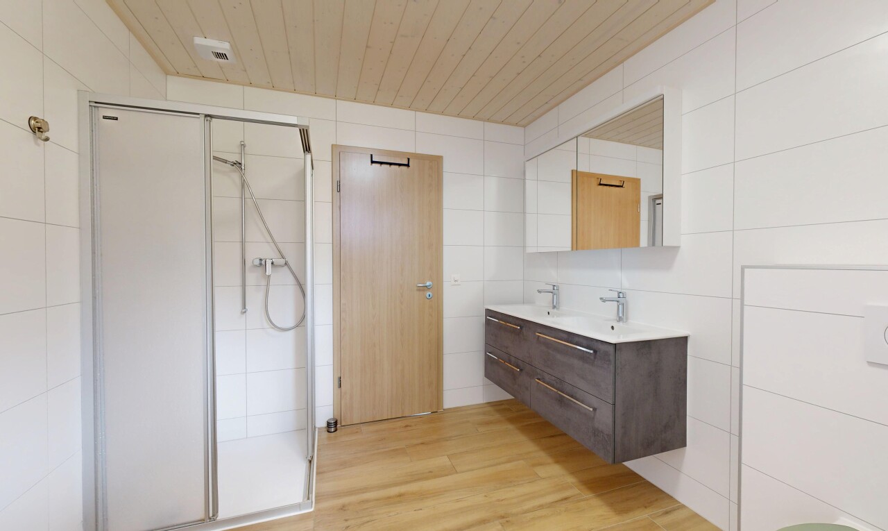 bad mit spiegel, holzfußboden, wood finish floor, komplettes badezimmer, und doppelwaschtisch