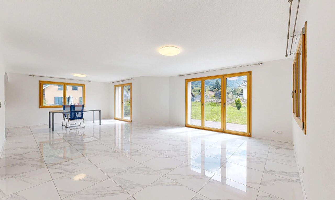 leerer raum mit marmorboden, marble finish floor, gipskartonwand, drywall, und natürliches licht