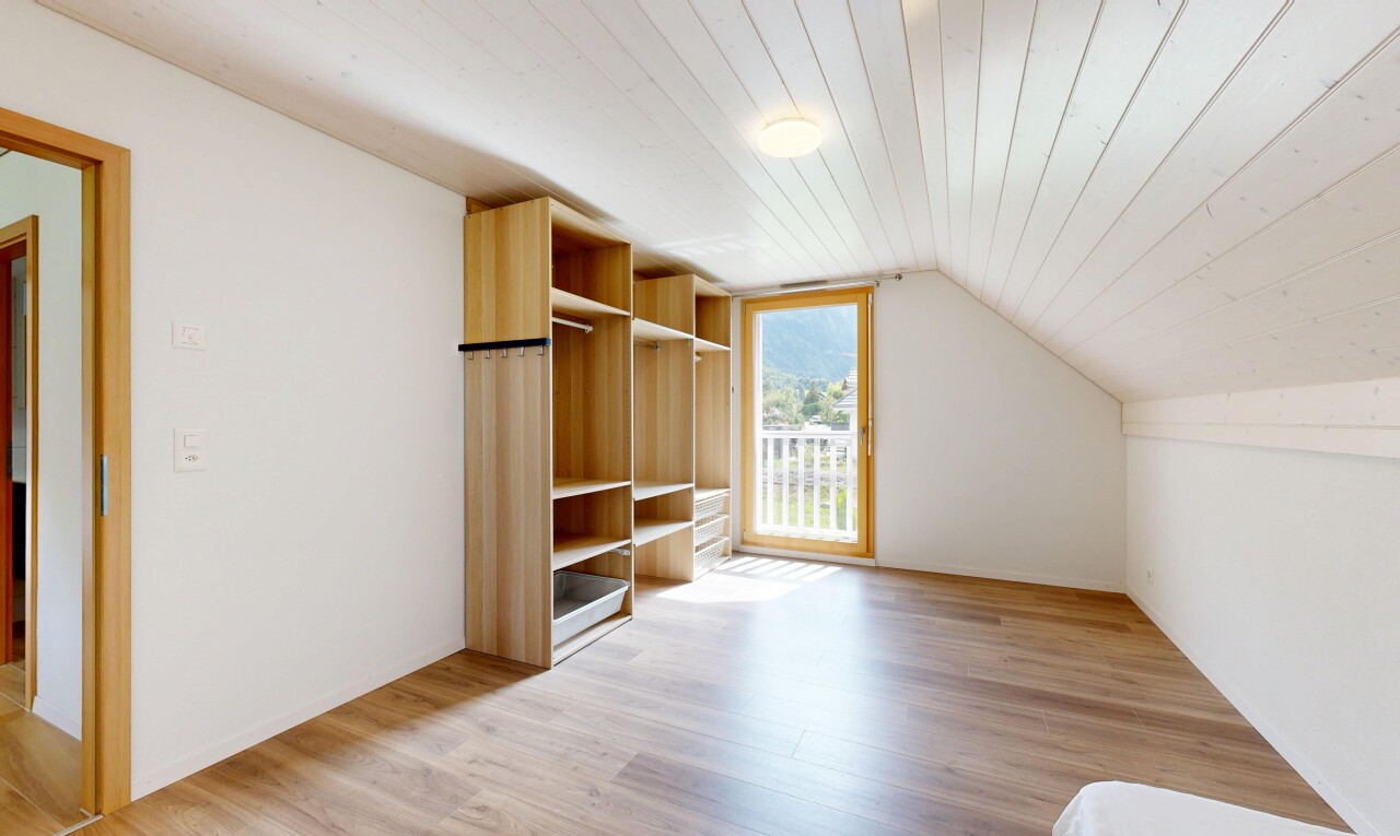 leerer raum mit natürliches licht, natural light, holzfußboden, wood finish floor, und gipskartonwand