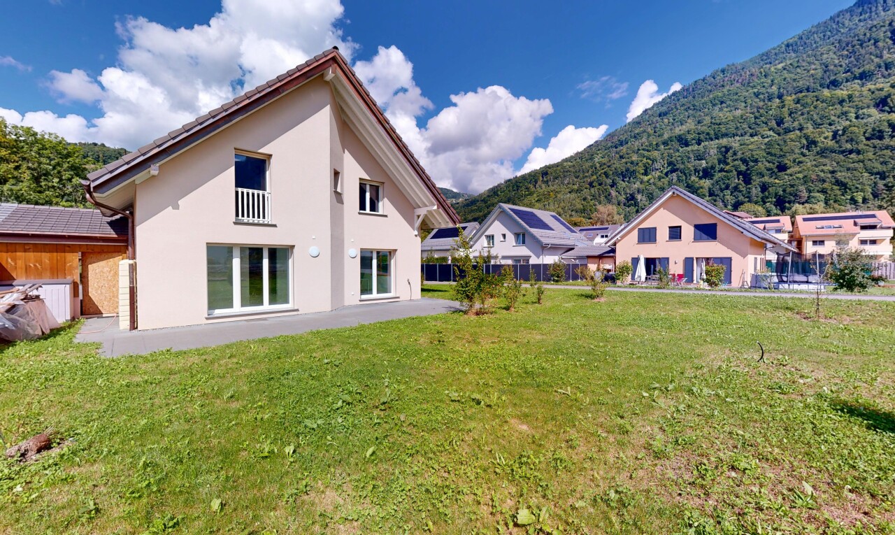 außenansicht mit stuckverkleidung, blick auf die berge, mountain view, day time, und rasen