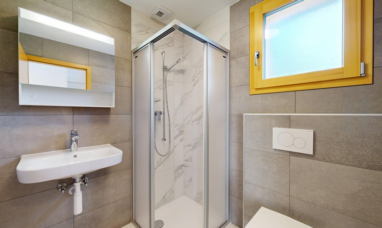 bad mit fliesenwand, tile wall, natürliches licht, natural light, und komplettes badezimmer