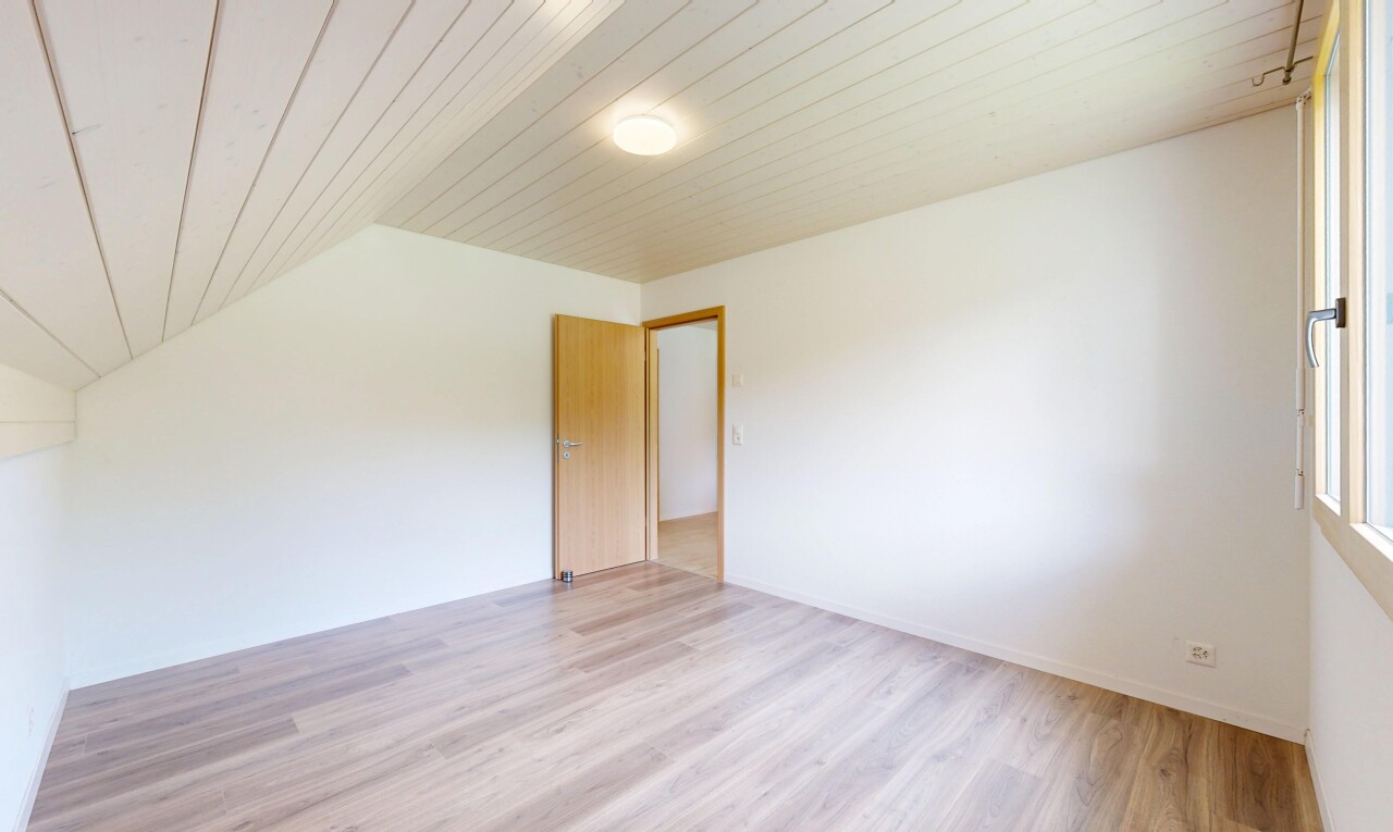 leerer raum mit wood finish floor, holzfußboden, inside property, drywall, und gipskartonwand