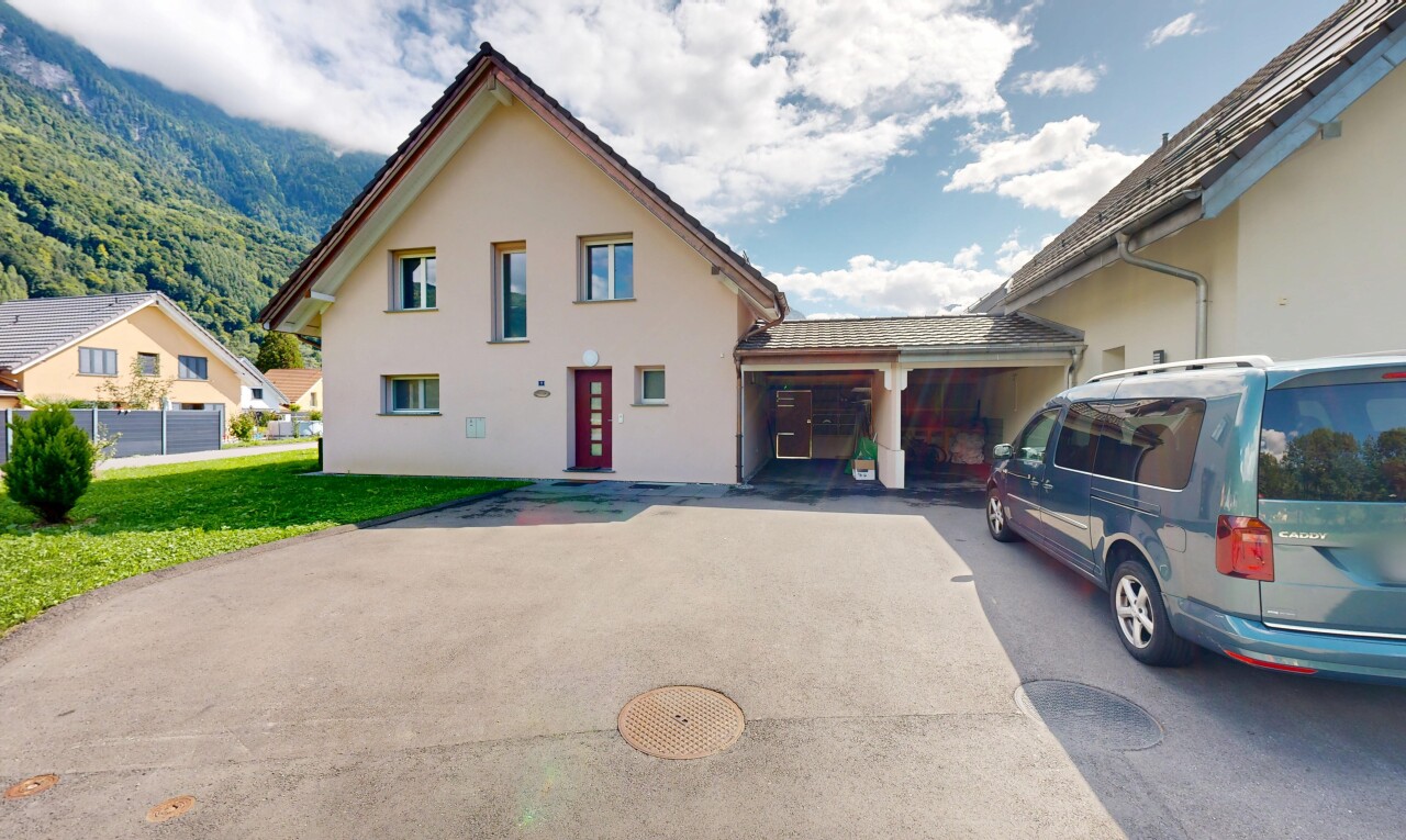 außenansicht mit auffahrt, stuckverkleidung, day time, property visible, und rasen