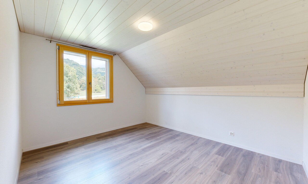 leerer raum mit natural light, natürliches licht, wood finish floor, holzfußboden, und inside property