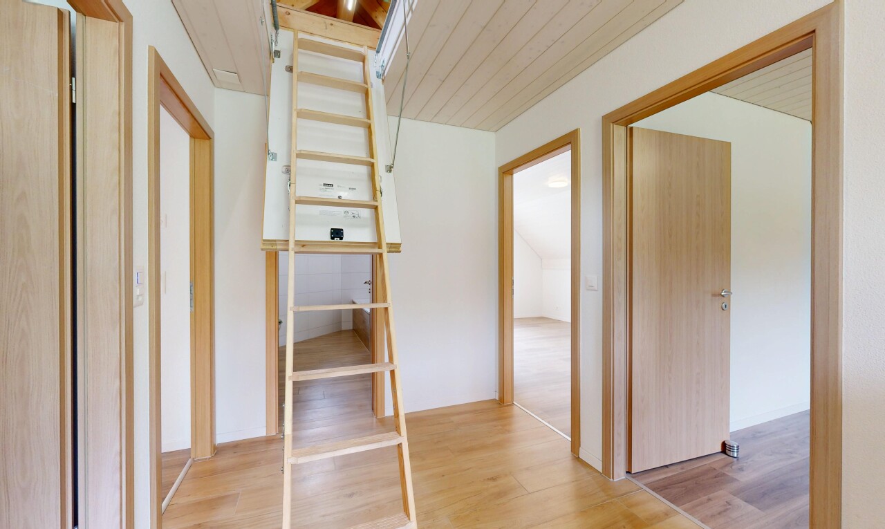 halle / korridor mit inside property, wood finish floor, holzfußboden, drywall, und gipskartonwand