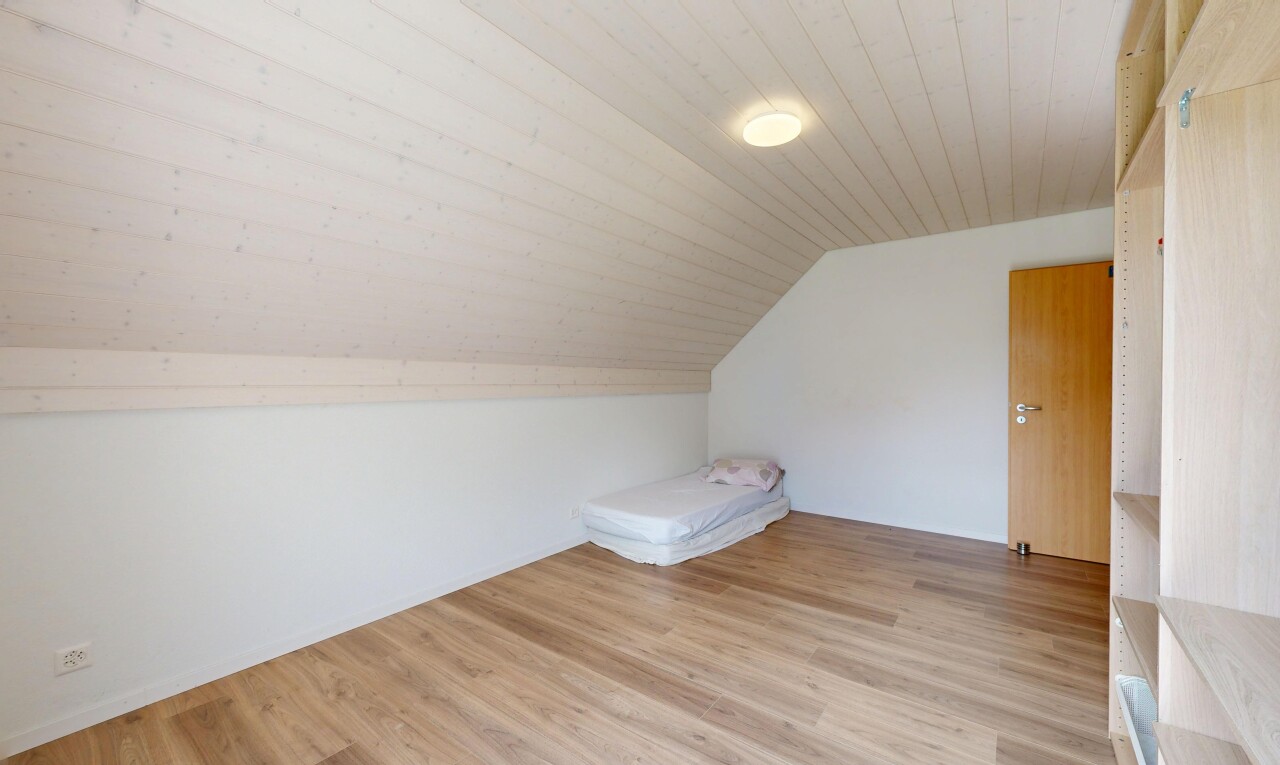 leerer raum mit zusätzliches zimmer, dachschräge, vaulted ceiling, holzfußboden, und wood finish floor