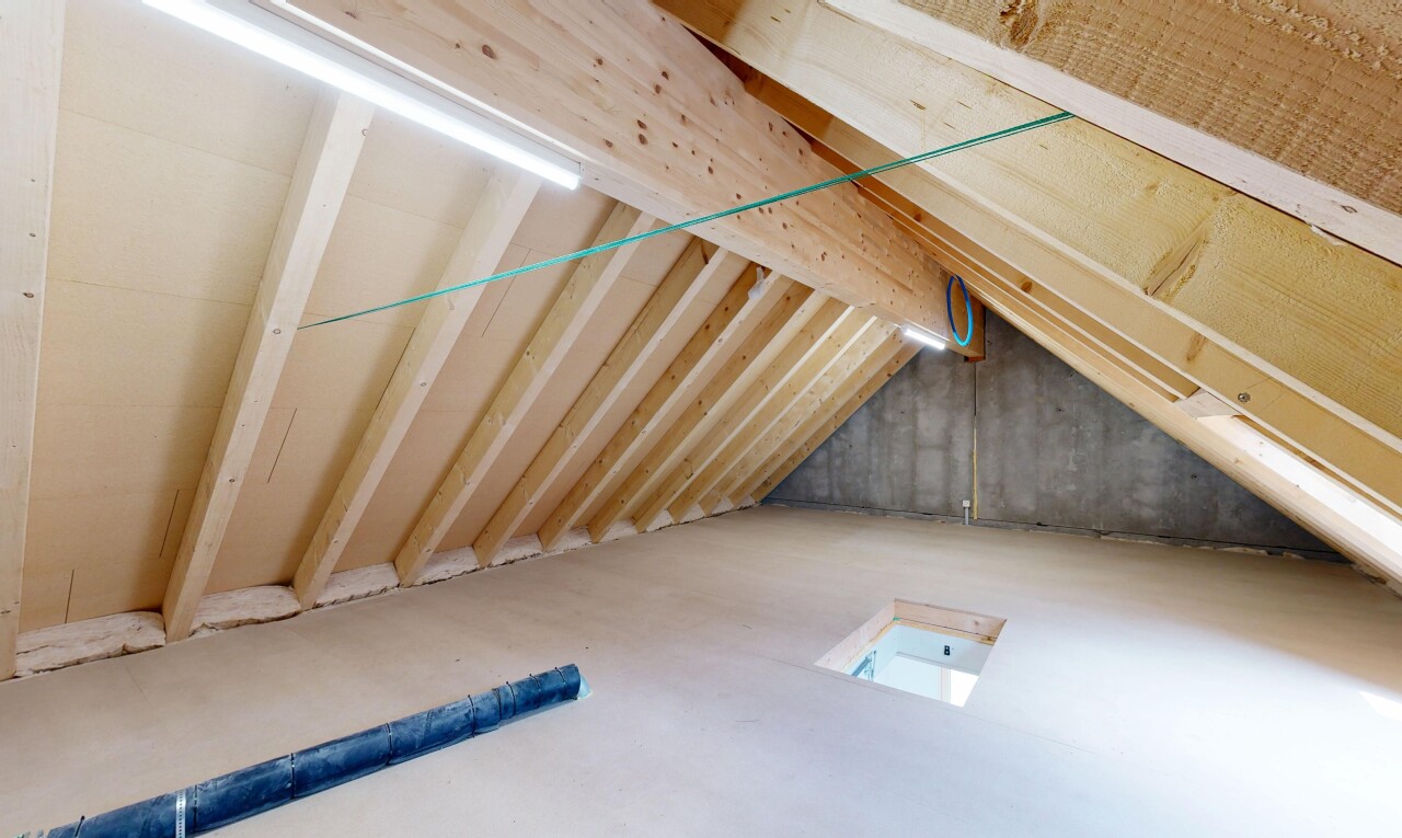 leerer raum mit niedrige decke, low ceiling, inside property, dachschräge, und vaulted ceiling