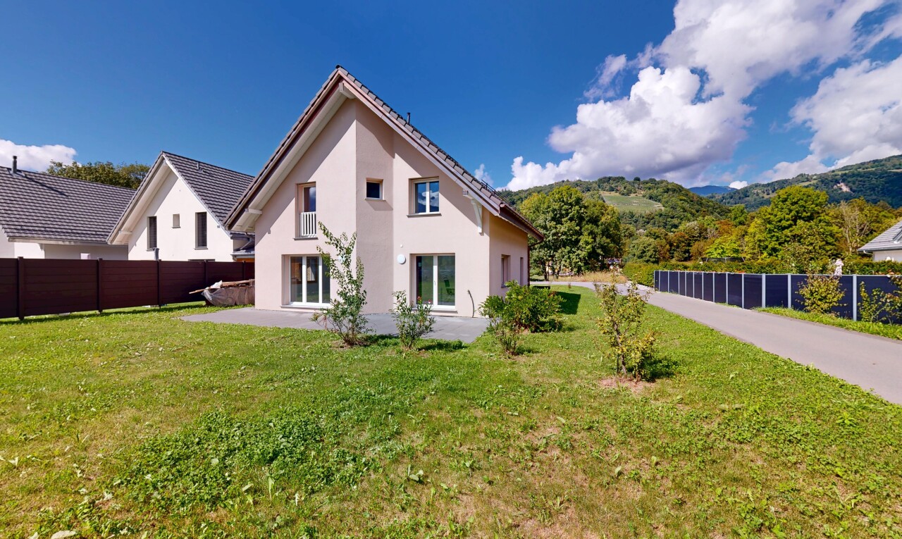 außenansicht mit zaun, day time, property visible, stuckverkleidung, und rasen