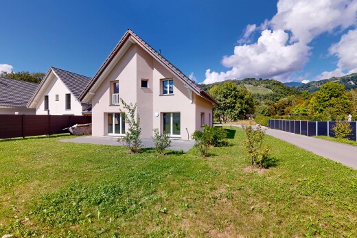 außenansicht mit zaun, day time, property visible, stuckverkleidung, und rasen