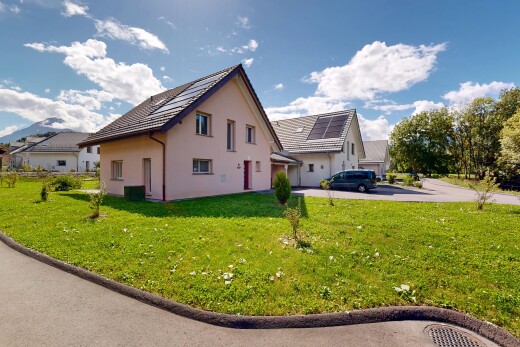 außenansicht mit property visible, day time, rasen, stuckverkleidung, und auffahrt