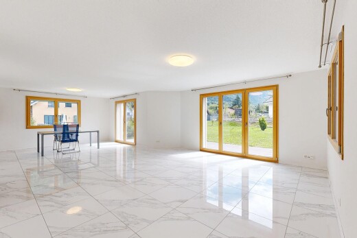 pièce vide avec sol en finition marbre, marble finish floor, cloison sèche, drywall, et lumière naturelle