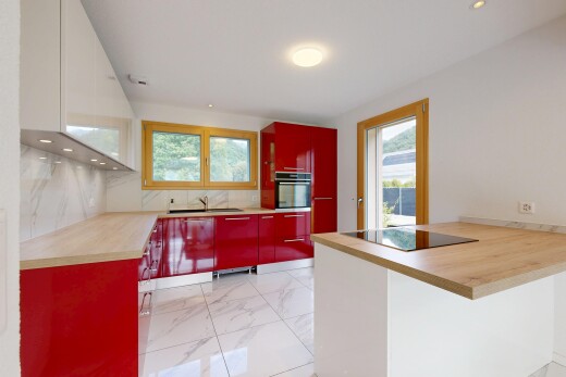 küche mit rote schränke, marmorboden, marble finish floor, küchenrückwand beim herd, und küchenrückwand beim Herd