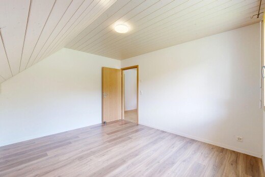 pièce vide avec wood finish floor, sol en finition bois, inside property, drywall, et cloison sèche