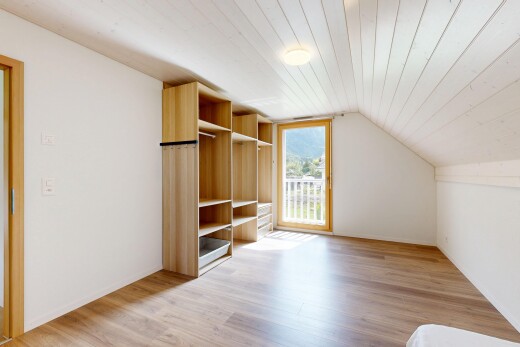 pièce vide avec lumière naturelle, natural light, sol en finition bois, wood finish floor, et cloison sèche