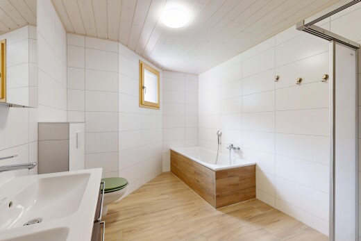 salle de bains avec salle de bain complète, bain, mur en carrelage, tile wall, et évier