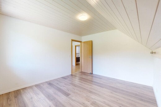 pièce vide avec sol en finition bois, wood finish floor, inside property, cloison sèche, et drywall