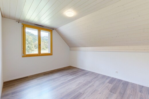 pièce vide avec natural light, lumière naturelle, wood finish floor, sol en finition bois, et inside property