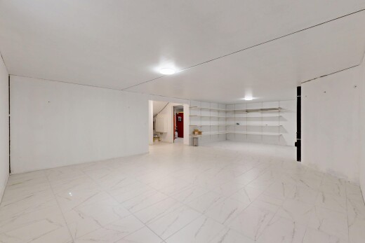 pièce vide avec drywall, cloison sèche, inside property, et sous-sol