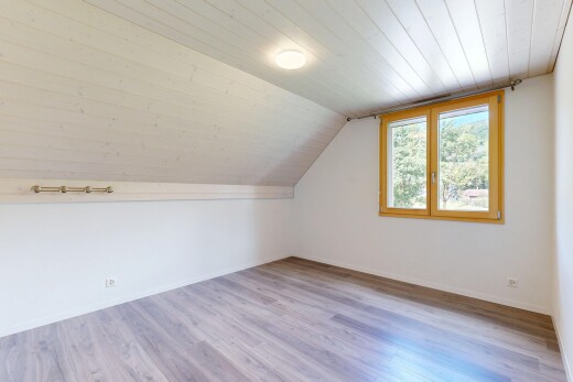 pièce vide avec sol en finition bois, wood finish floor, lumière naturelle, natural light, et inside property