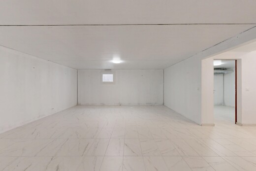 leerer raum mit niedrige decke, low ceiling, keller, inside property, und gipskartonwand