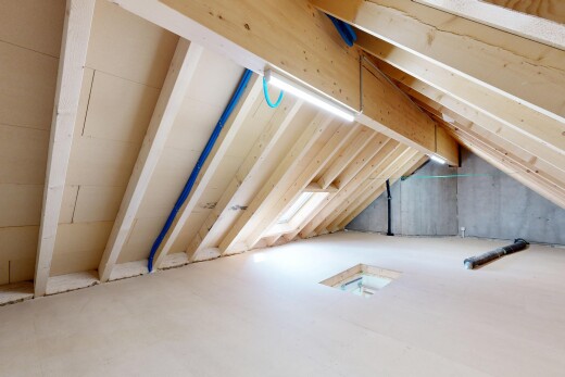 leerer raum mit inside property, low ceiling, niedrige decke, vaulted ceiling, und dachschräge