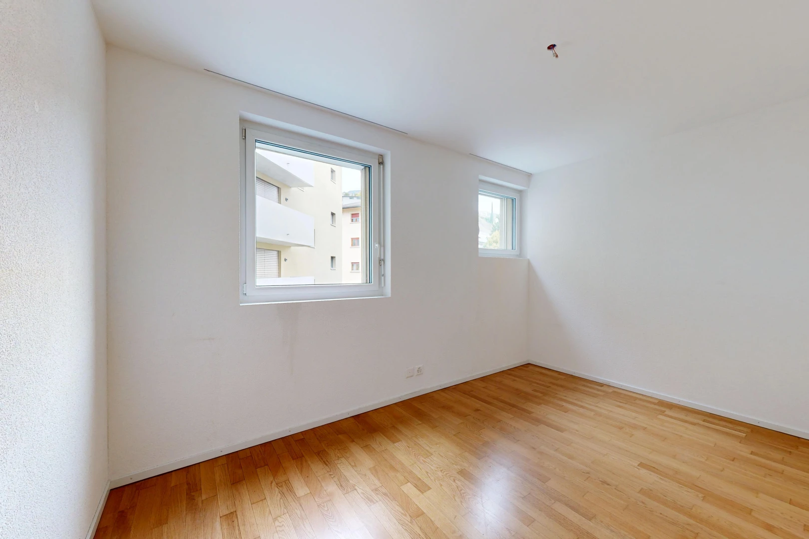 leerer raum mit holzfußboden, wood finish floor, inside property, natürliches licht, und light floor