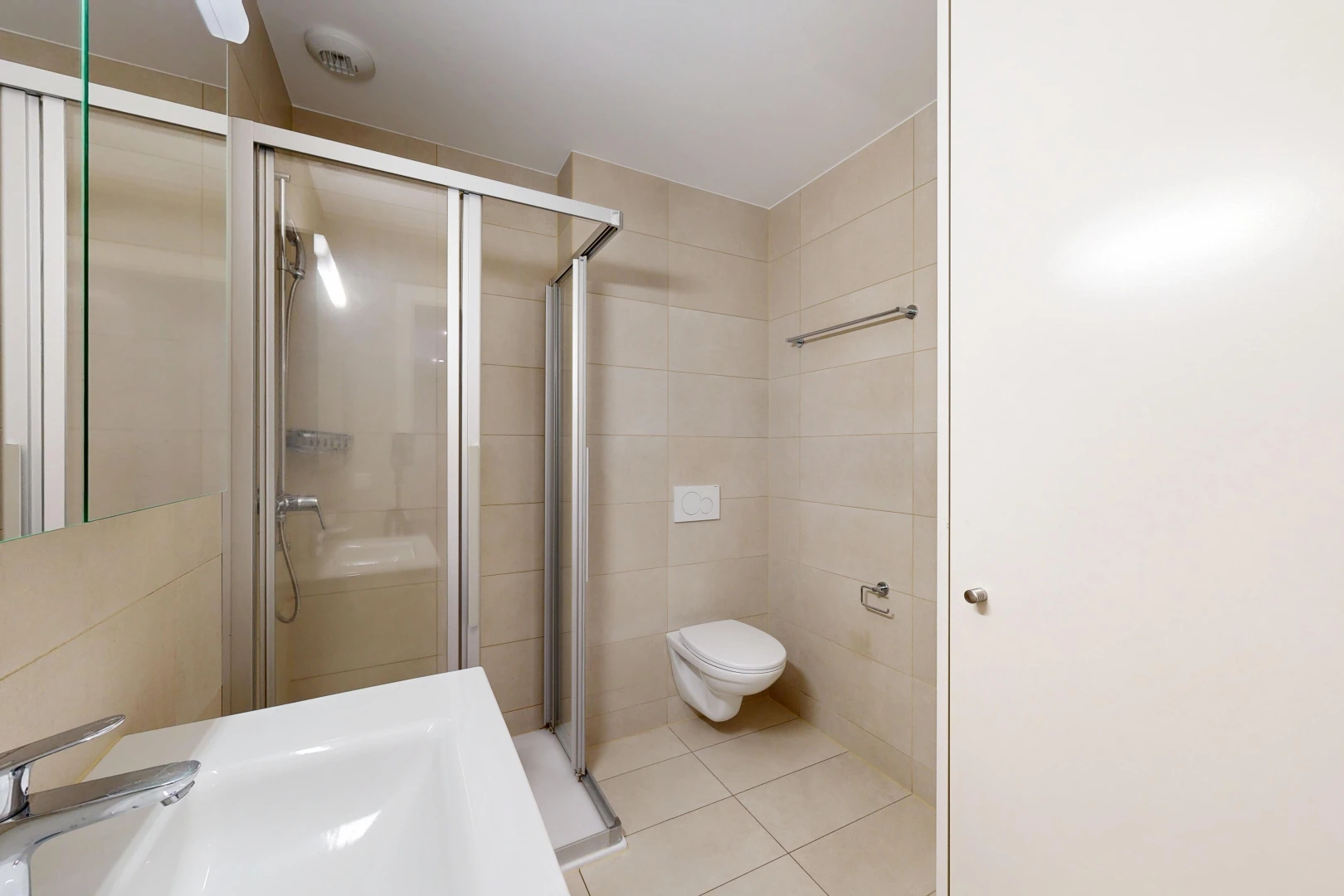 bad mit dusche, komplettes badezimmer, fliesenboden, tile floor, und spiegel