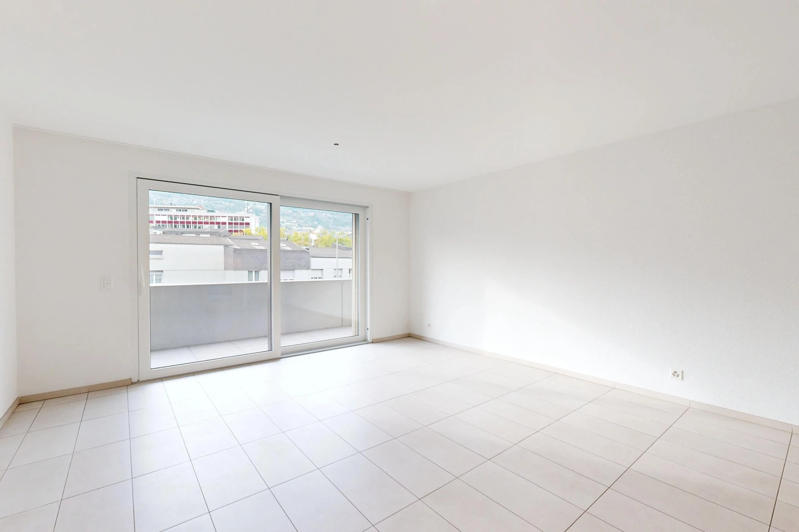 leerer raum mit außenzugang, light floor, gipskartonwand, drywall, und inside property
