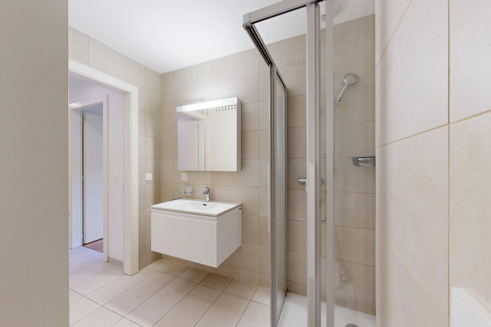 bad mit dusche, fliesenwand, tile wall, spiegel, und komplettes badezimmer