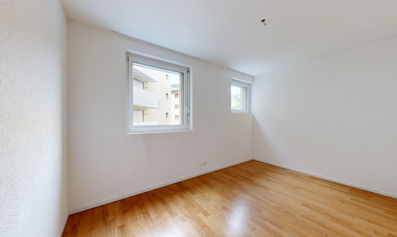 leerer raum mit holzfußboden, wood finish floor, inside property, natürliches licht, und light floor