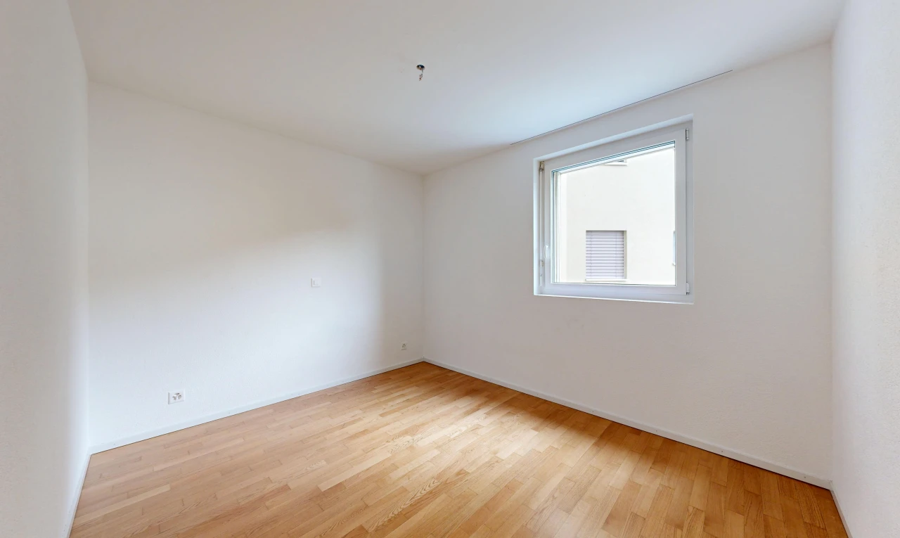 leerer raum mit gipskartonwand, drywall, natürliches licht, inside property, und holzfußboden