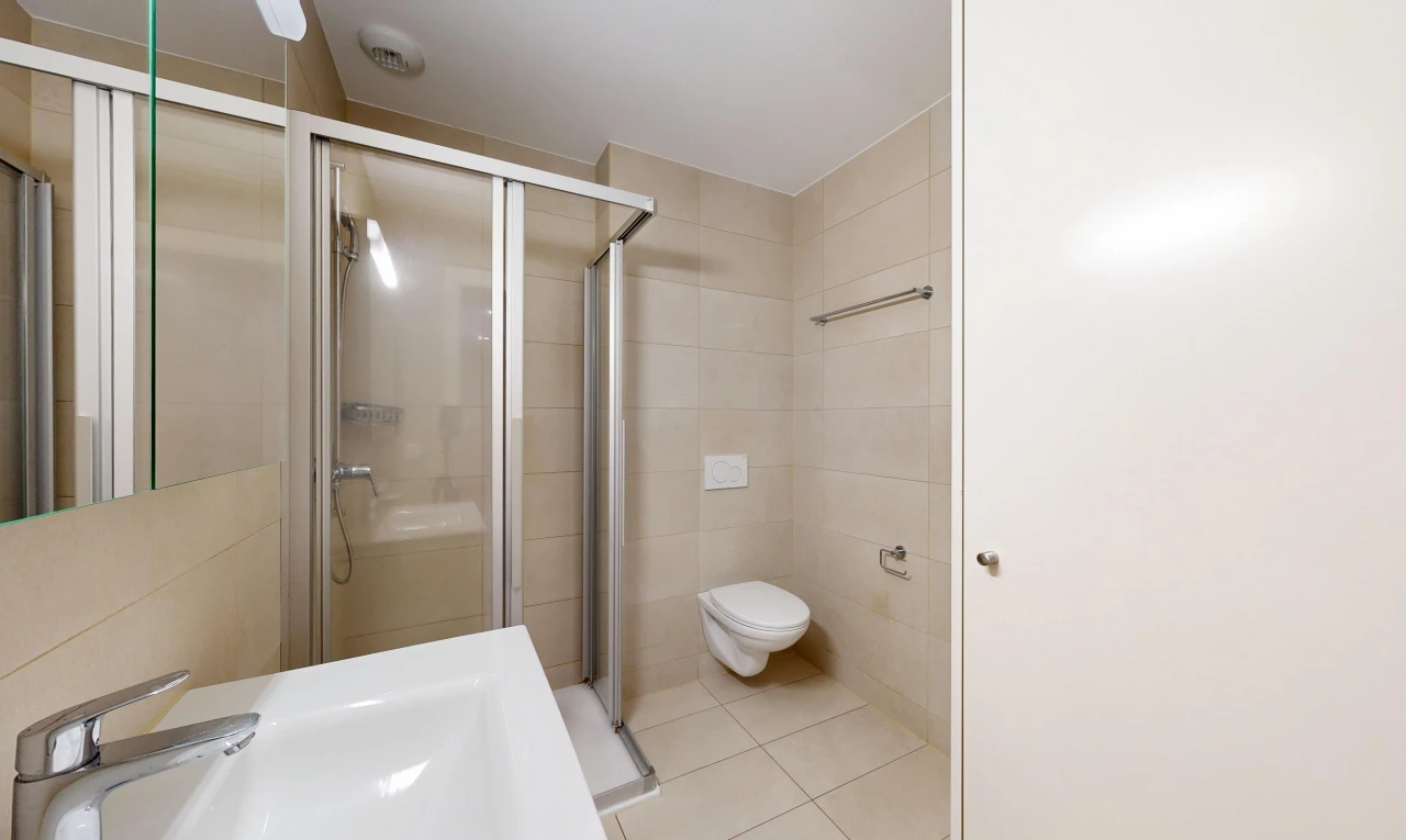 bad mit dusche, komplettes badezimmer, fliesenboden, tile floor, und spiegel