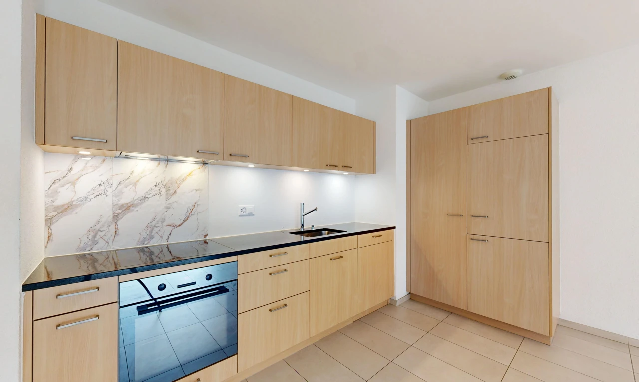 küche mit hellbraune schränke, light brown cabinets, ofen, dark countertops, und schränke mit flachen paneelen