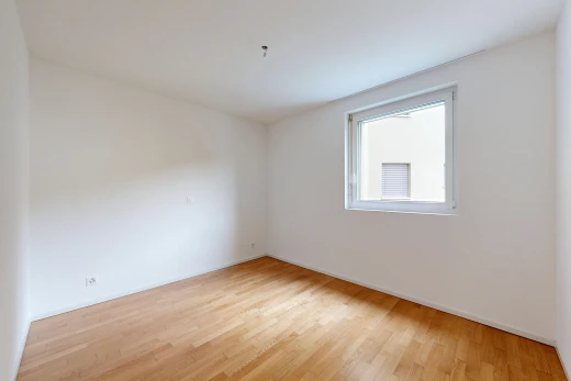 leerer raum mit gipskartonwand, drywall, natürliches licht, inside property, und holzfußboden