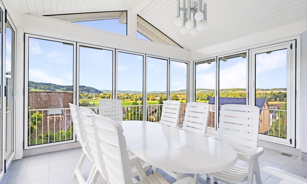 esszimmer mit dachschräge, vaulted ceiling, day time, natürliches licht, und natural light