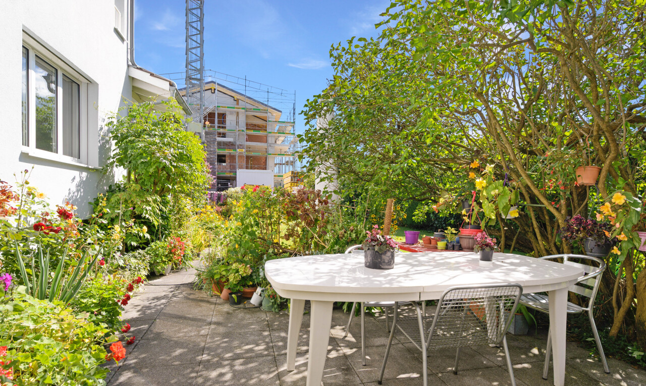 terrasse mit essbereich im freien, day time, terrasse, und virtually staged