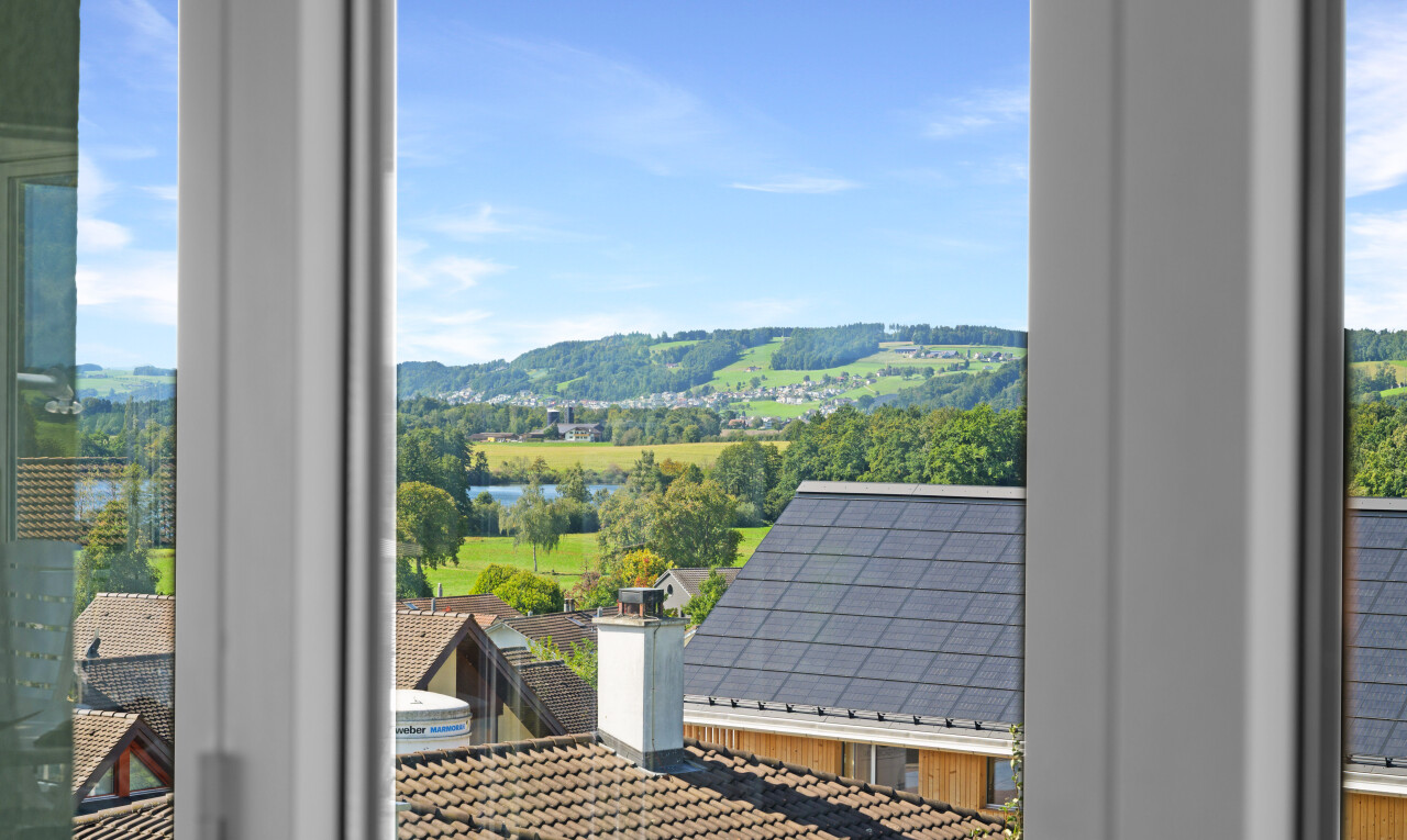 balkon mit inside property, day time, und balkon